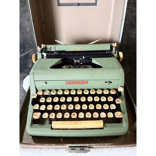 Vintage royal quiet luxe - royal,